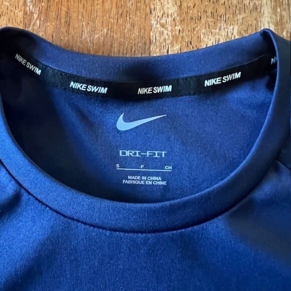Nike Essential Short Sleeve Hydroguard Navy Swim Shirt Size S - Picture 4 of 5